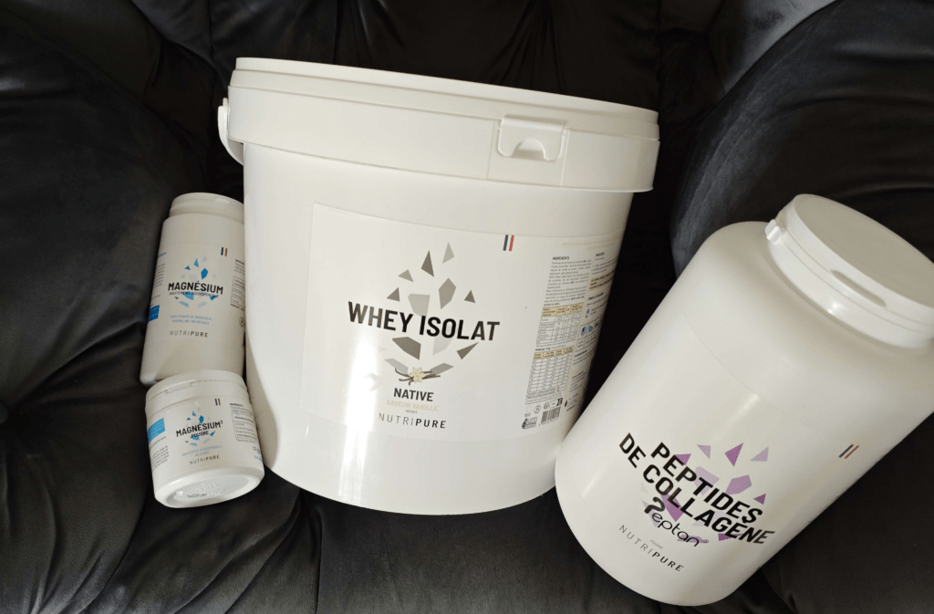 la Whey Isolate native Nutripure pos&eacute; sur mon canap&eacute;
