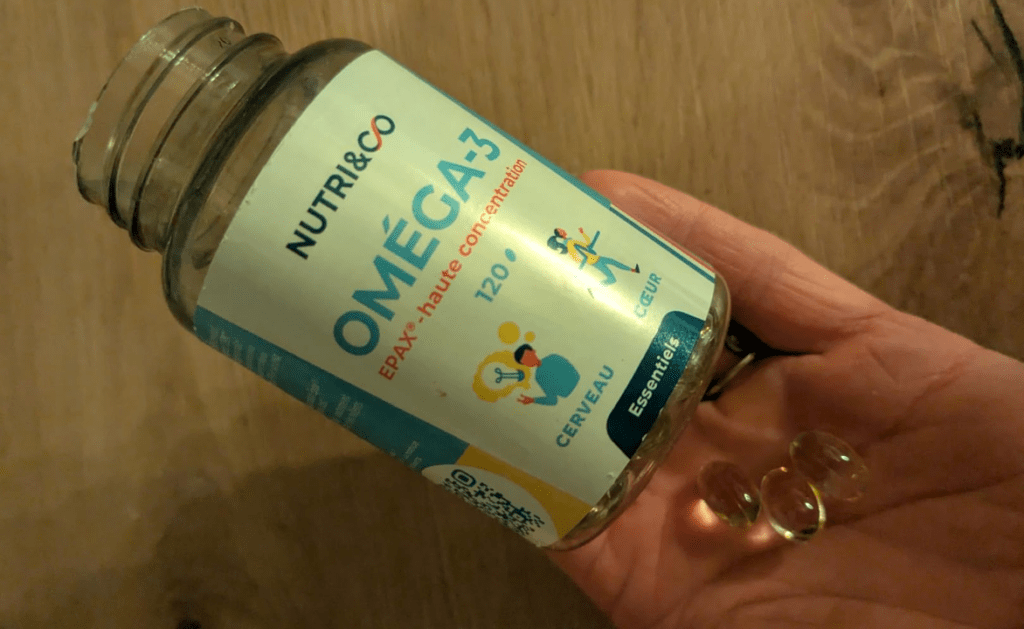 les om&eacute;ga 3 Nutri&Co dans mes mains durant le test