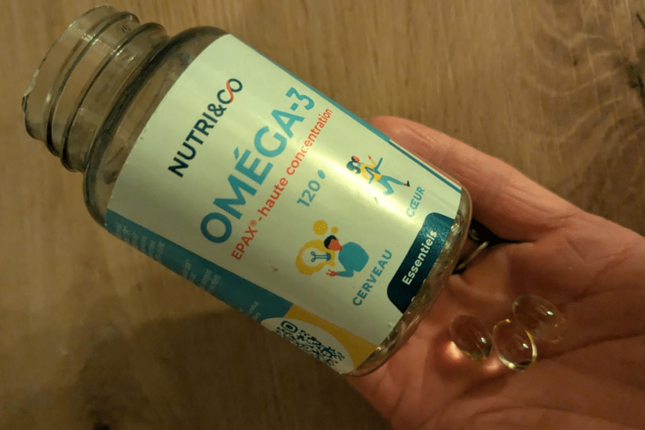 les om&eacute;ga 3 Nutri&Co dans mes mains durant le test