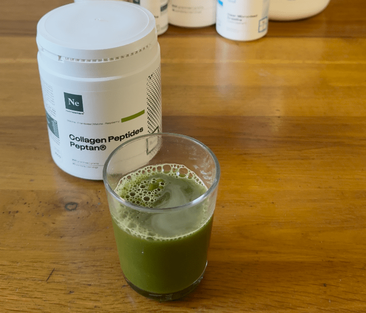 collagen peptides peptan saveur matcha framboise dans un verre d'eau