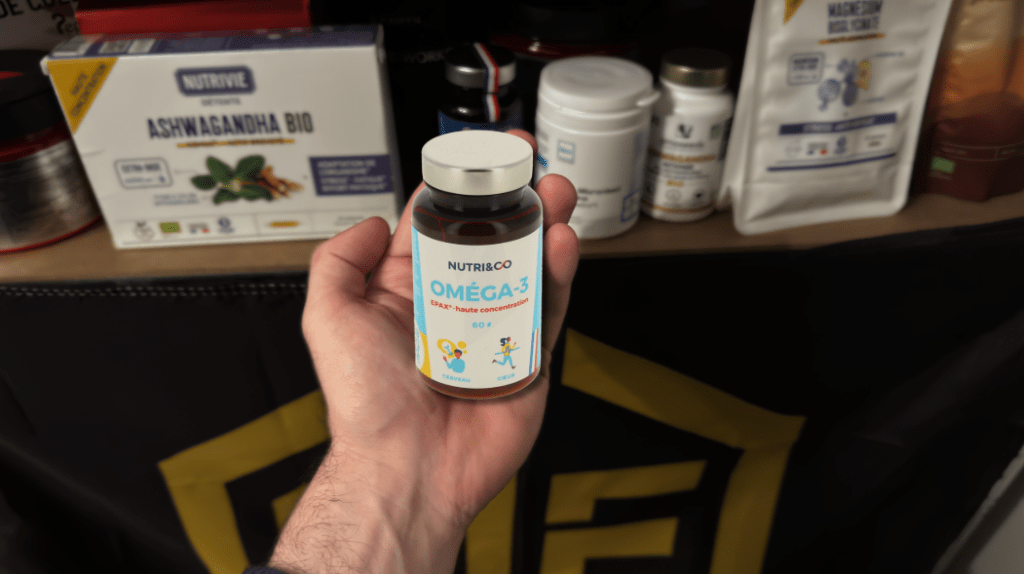 Omega 3 nutri&co dans ma main durant ma prise journalière
