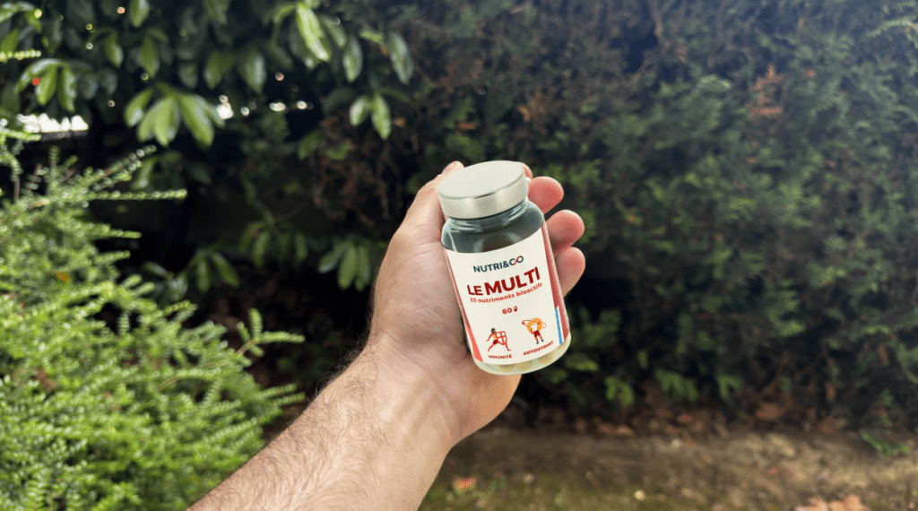 Le multi Nutri&co tenue dans ma main dans mon jardin