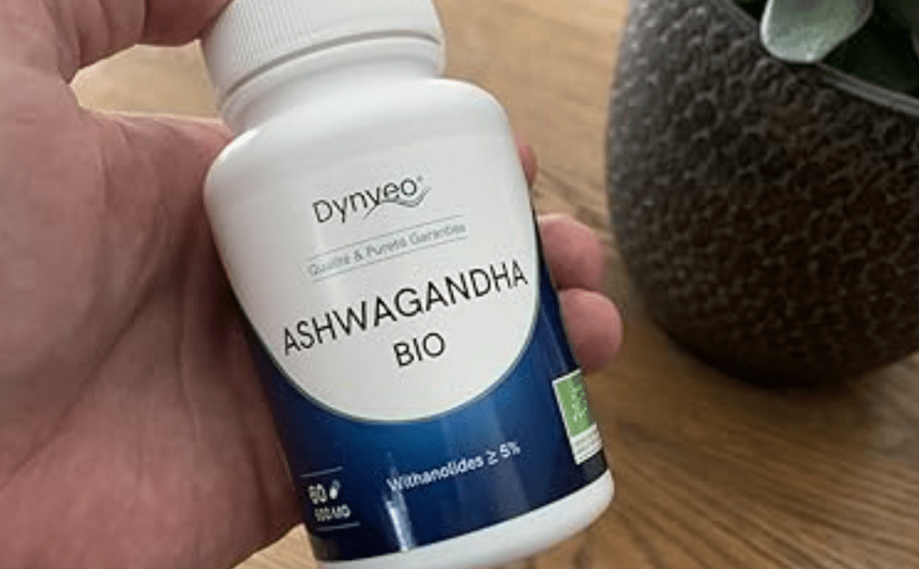 ashwagandha dans les mains d'un nutritionniste