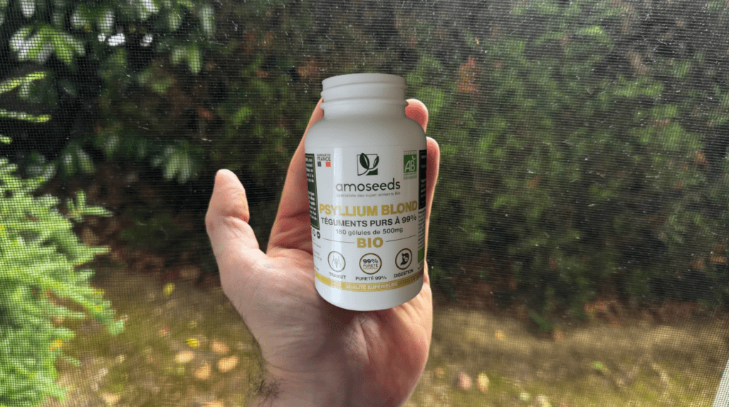 Le pot du psyllium blond amoseeds dans ma main