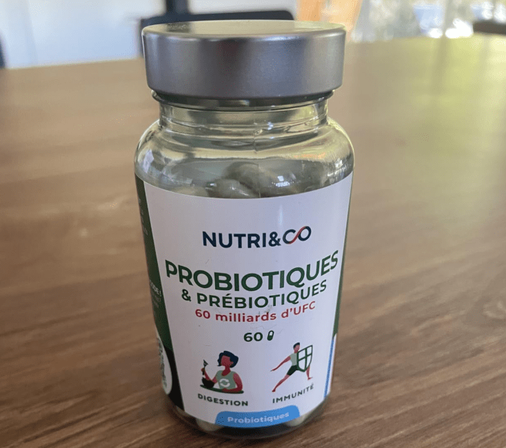 La pot du probiotique Nutri&co sur ma table durant le test