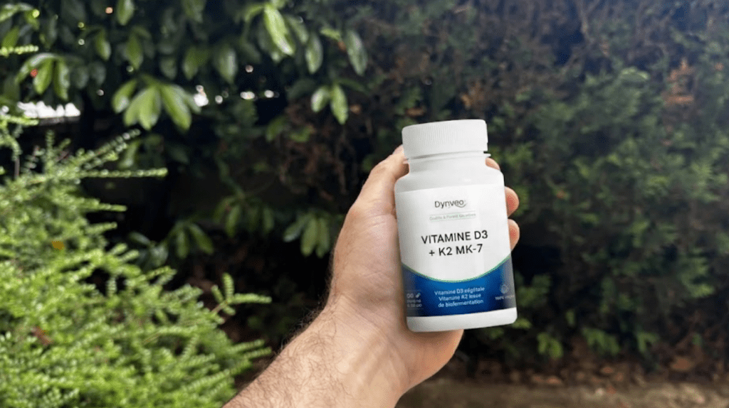 Je teste la vitamine d3 k2 dynveo avec le pot dans ma main