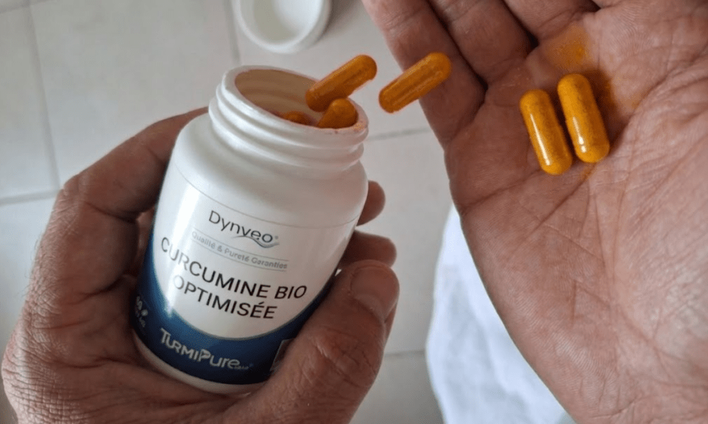 curcumine dans les mains d'un nutritionniste