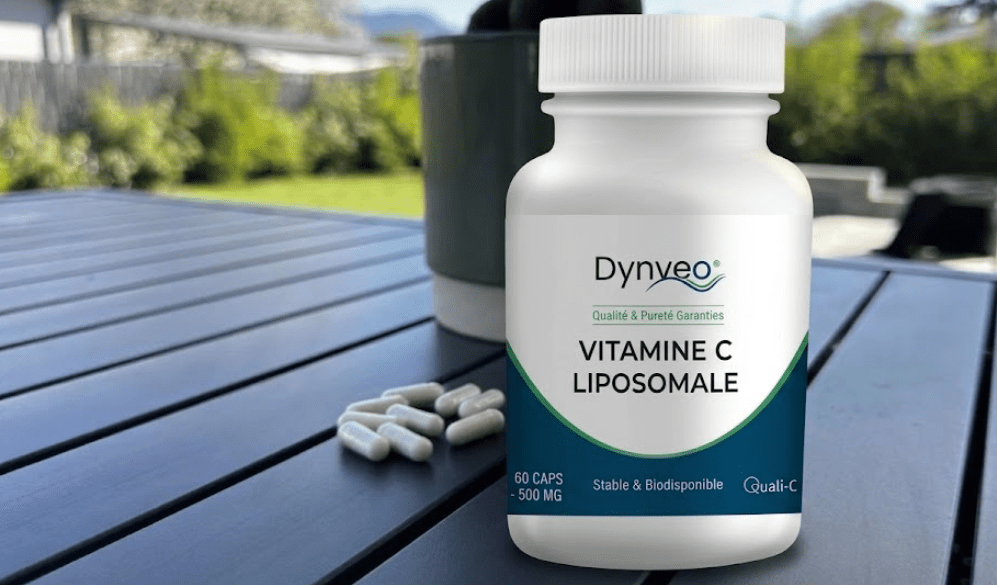 le pot de vitamine c dynveo pos&eacute; sur ma table dehors
