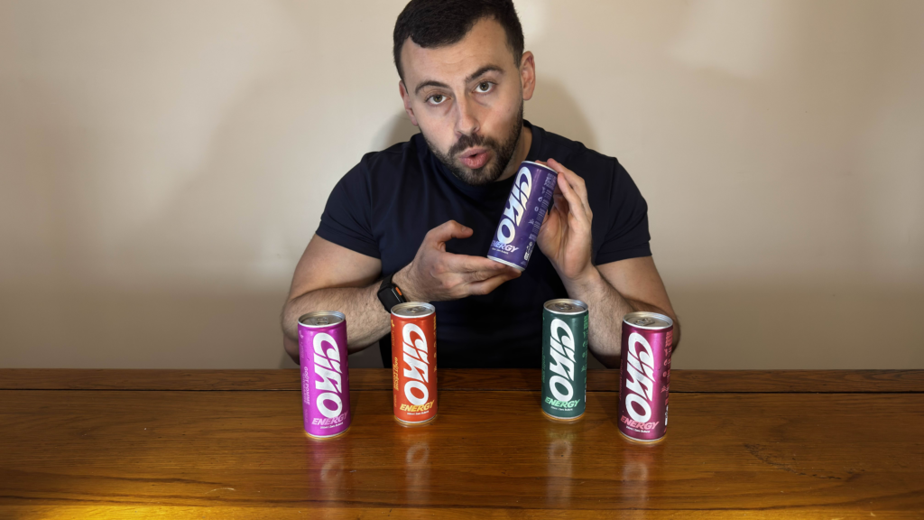 Je tiens les canettes de ciao energy dans les mains pendant mon test