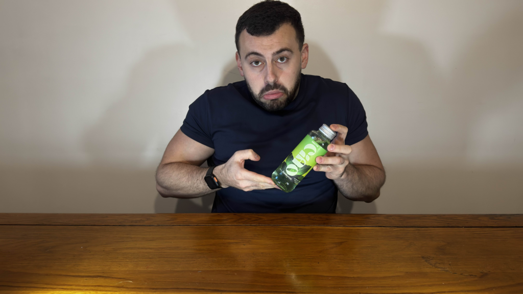 Je tiens une canette de ciao kombucha dans les mains pendant mon test
