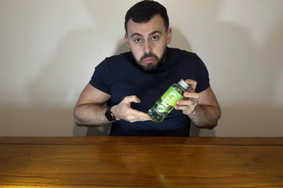 Je tiens une canette de ciao kombucha dans les mains pendant mon test